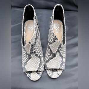 Vince Camuto Snake Print Peep Toe Booties Size 8 Side Zip Stiletto Heels